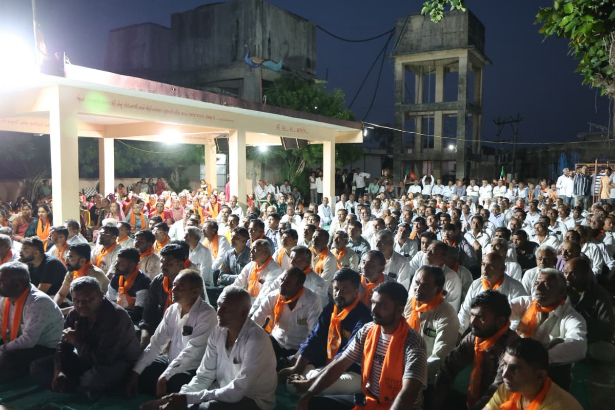 ikaushikvekaria's tweet photo. દેવગામ ખાતે સ્થાનિક સ્વરાજની ચૂંટણી અંતર્ગત જિલ્લાપંચાયત તેમજ તાલુકા પંચાયતના ભાજપના ઉમેદવારોના સમર્થનમાં “વિજય વિશ્વાસ સંમેલન”નું ભવ્ય આયોજન કરવામાં આવ્યું હતું.

આ પ્રસંગે મોટી સંખ્યામાં કાર્યકર્તાઓ અને ગ્રામજનો ઉપસ્થિત રહ્યા હતા. સમગ્ર વાતાવરણમાં ઉત્સાહ અને જીતનો વિશ્વાસ સ્પષ્ટ દેખાતો હતો. સૌએ એકમતથી ભાજપના ઉમેદવારોને બહુમતીથી વિજયી બનાવવાનો સંકલ્પ વ્યક્ત કર્યો.

 વિજય નિશ્ચિત ના સંદેશ સાથે કાર્યકર્તાઓને વધુ શક્તિ અને એકતા સાથે કાર્ય કરવા પ્રેરણા આપવામાં આવી.