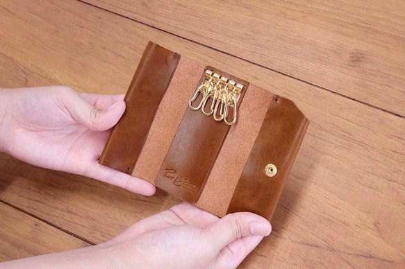 Futuro61465292's tweet image. ✂️ futuroの職人が一針一針手縫いした本革キーケース。太くて力強いステッチが、機械には出せない表情を生む。4つの鍵をスマートに収納、毎日のお供に。 #本革キーケース #手縫い革小物 #futuro