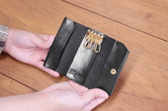 Futuro61465292's tweet image. ✂️ futuroの職人が一針一針手縫いした本革キーケース。太くて力強いステッチが、機械には出せない表情を生む。4つの鍵をスマートに収納、毎日のお供に。 #本革キーケース #手縫い革小物 #futuro