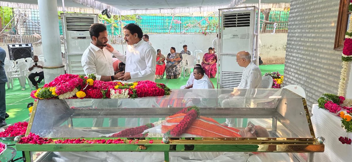 Raviyadav_bjp's tweet image. ఉమ్మడి ఆంధ్రప్రదేశ్ మాజీ ముఖ్యమంత్రి నాదెండ్ల భాస్కరరావు గారి పార్థివ దేహానికి నివాళులు అర్పించాను. వారి ఆత్మకు శాంతి చేకూరాలని ప్రార్థిస్తూ, కుటుంబ సభ్యులకు ప్రగాఢ సానుభూతి తెలియజేస్తున్నాను.

#NadendlaBhaskaraRao #Tributes #RestInPeace #AndhraPolitics #Condolences