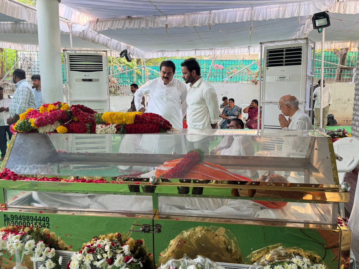 Raviyadav_bjp's tweet image. ఉమ్మడి ఆంధ్రప్రదేశ్ మాజీ ముఖ్యమంత్రి నాదెండ్ల భాస్కరరావు గారి పార్థివ దేహానికి నివాళులు అర్పించాను. వారి ఆత్మకు శాంతి చేకూరాలని ప్రార్థిస్తూ, కుటుంబ సభ్యులకు ప్రగాఢ సానుభూతి తెలియజేస్తున్నాను.

#NadendlaBhaskaraRao #Tributes #RestInPeace #AndhraPolitics #Condolences