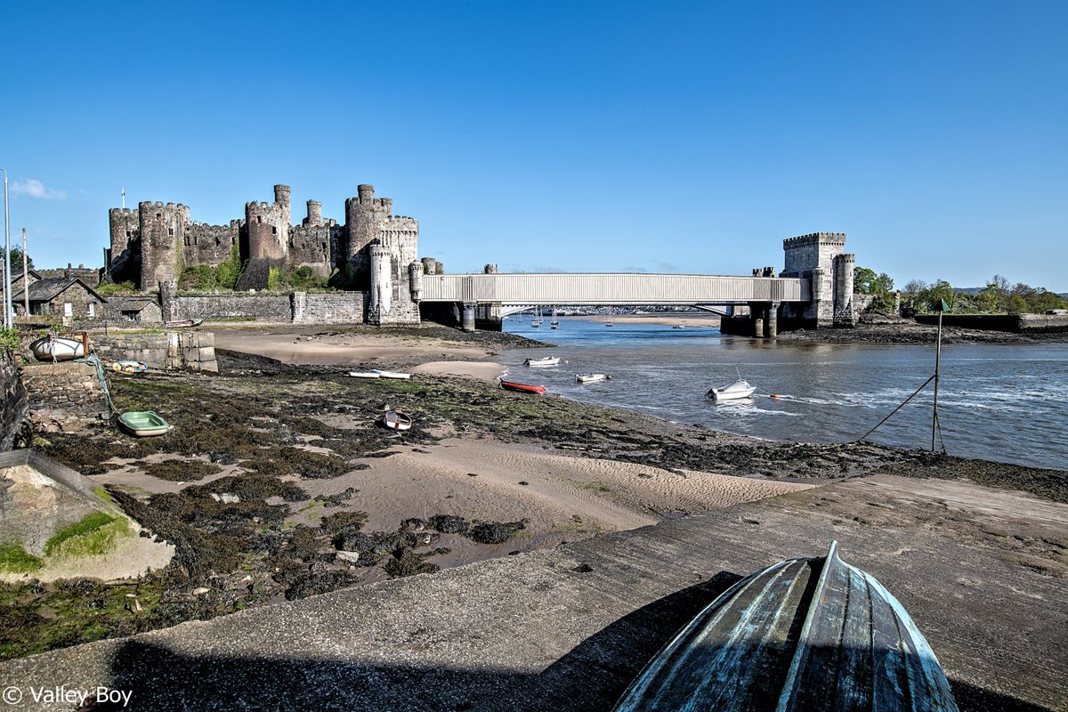 ItsYourWales's tweet image. Conwy's Medieval Castle and the three bridges over the Afon Conwy. Photo courtesy @BJRoberts #Wales #WelshPassion