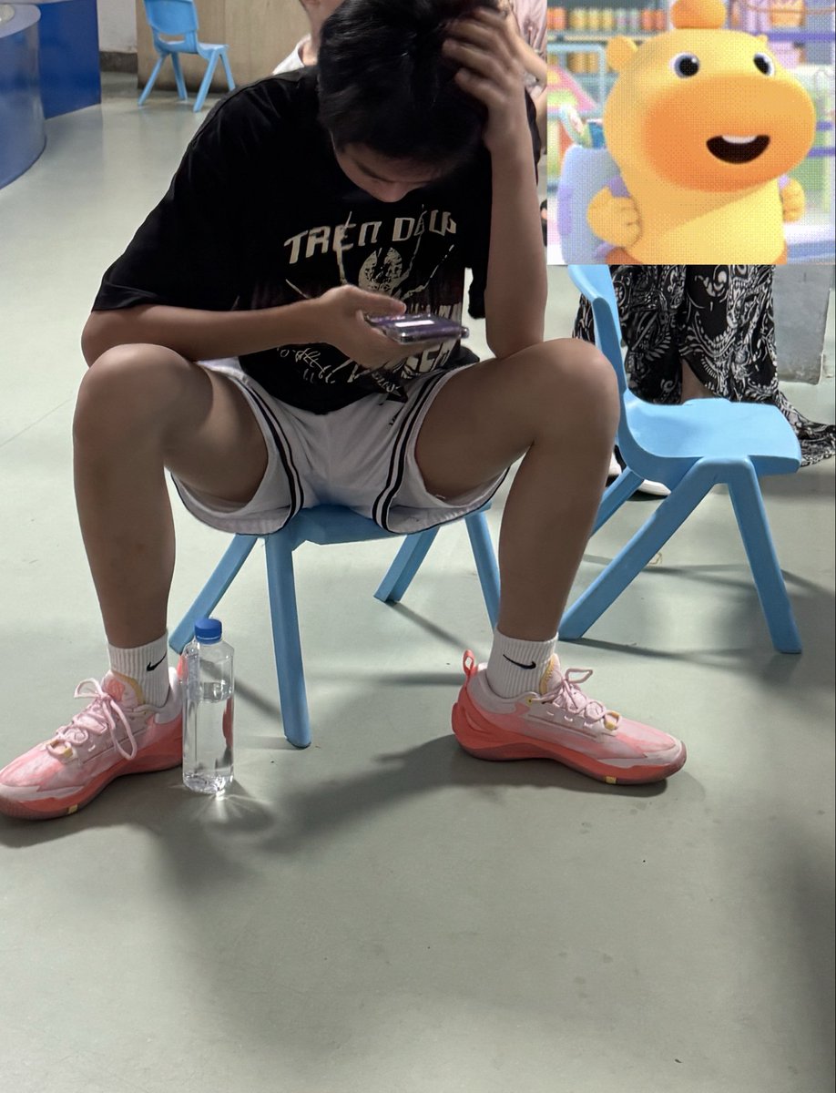 Bennyual6's tweet photo. 男高白袜 一直低头玩手机
#男高 #直男 https://t.co/cnZa17yjxN