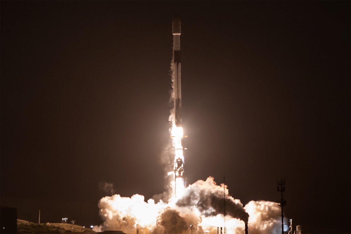 SpaceX's tweet image. Falcon 9 launches 24 @Starlink satellites from California
