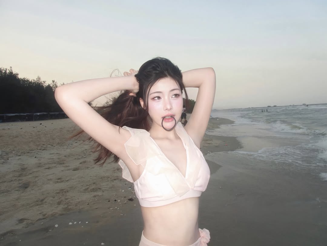 ROLLZY BUNNY (slow) 🌹🐇 tweet media