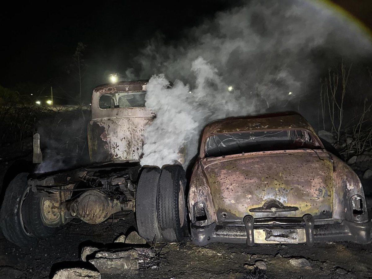 ELPINERO's tweet image. #NACIONAL 🌍 #FOTOREPORTE 📸 | #Puebla: Voraz incendio afecta corralón de autos viejos y taller de hojalatería en Acatlán

➡️ Un fuego provocado en Acatlán de Osorio dañó un predio con autos en desuso y un taller de hojalatería y pintura, afectando al menos nueve unidades y