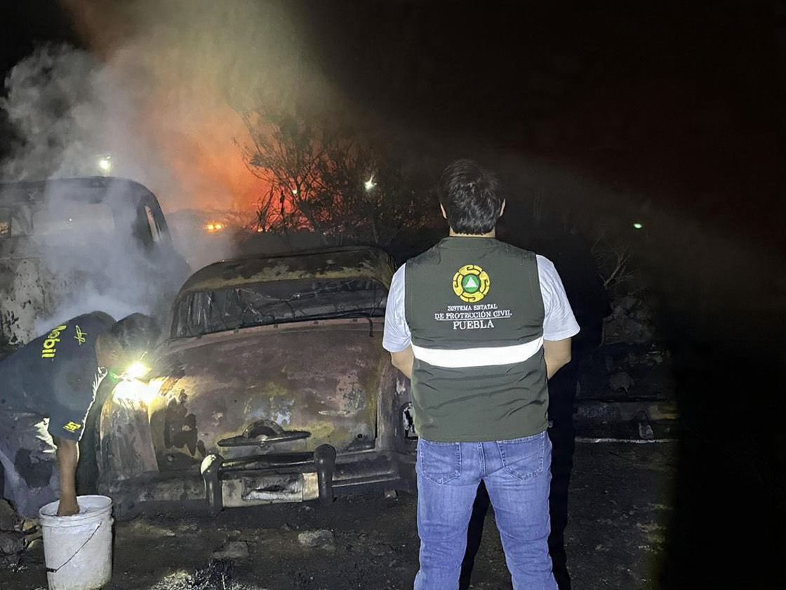 ELPINERO's tweet image. #NACIONAL 🌍 #FOTOREPORTE 📸 | #Puebla: Voraz incendio afecta corralón de autos viejos y taller de hojalatería en Acatlán

➡️ Un fuego provocado en Acatlán de Osorio dañó un predio con autos en desuso y un taller de hojalatería y pintura, afectando al menos nueve unidades y
