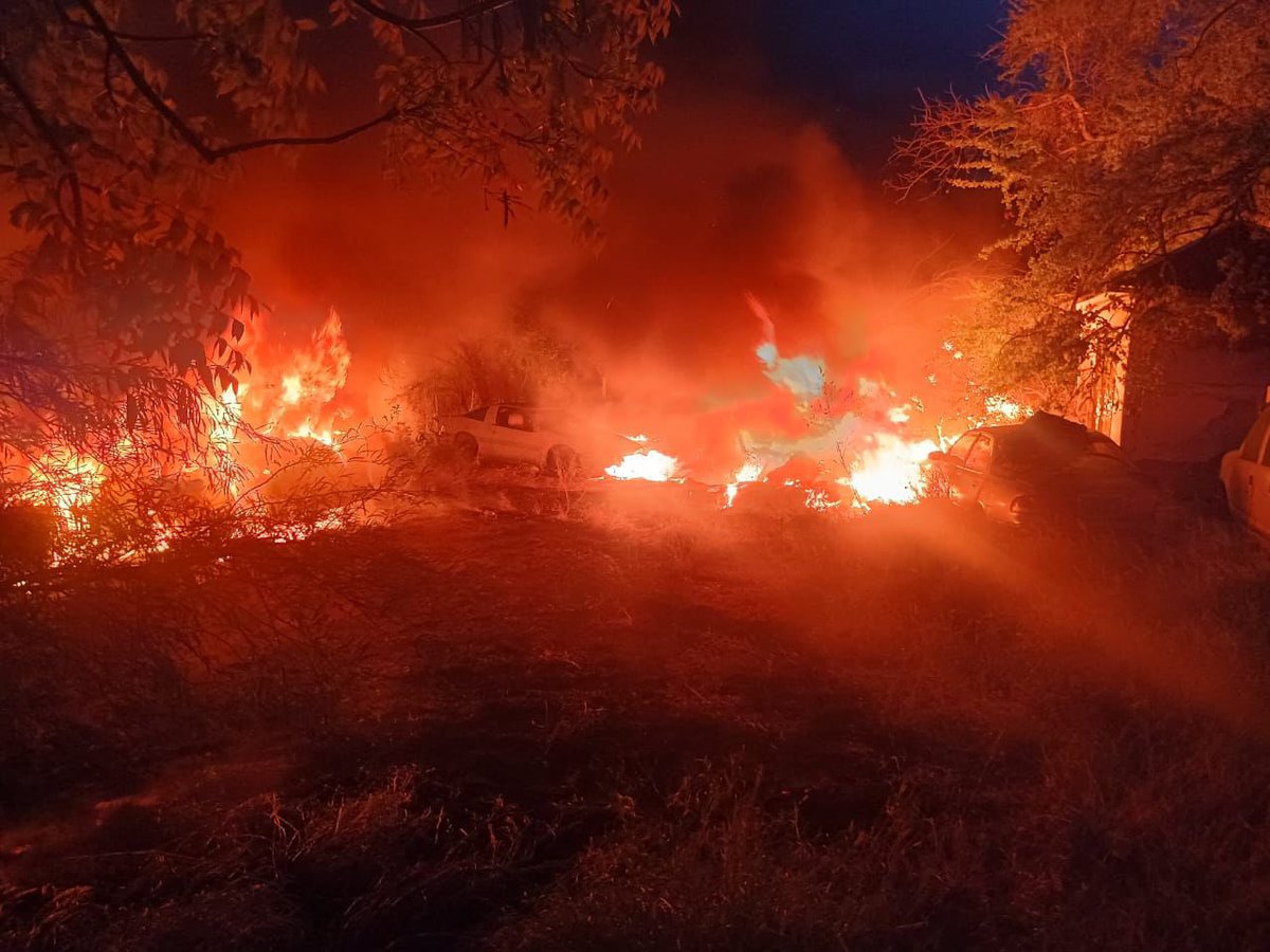 ELPINERO's tweet image. #NACIONAL 🌍 #FOTOREPORTE 📸 | #Puebla: Voraz incendio afecta corralón de autos viejos y taller de hojalatería en Acatlán

➡️ Un fuego provocado en Acatlán de Osorio dañó un predio con autos en desuso y un taller de hojalatería y pintura, afectando al menos nueve unidades y