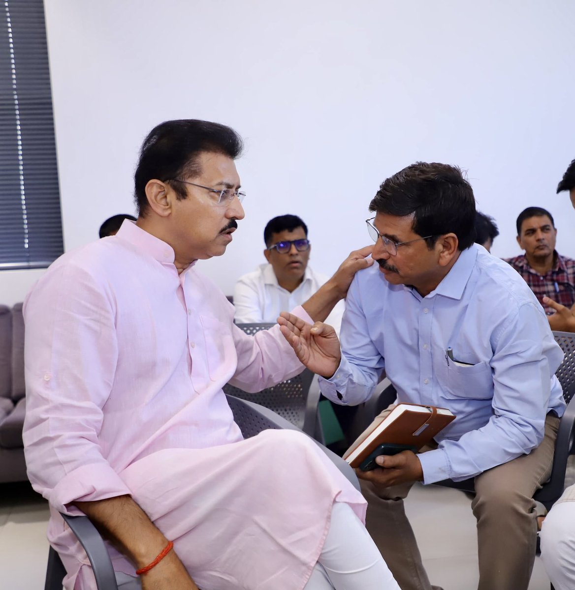 Ra_THORe's tweet image. रिश्ता अपनों से, संवाद अपनों संग 

#Rajasthan परिवार के सदस्यों के साथ मुलाकात बेहद ऊर्जावान रही। इस दौरान उनकी समस्याओं के तत्काल समाधान के लिए अधिकारियों को फोन पर निर्देश दिए।
#राजस्थान #Jhotwara #Jaipur