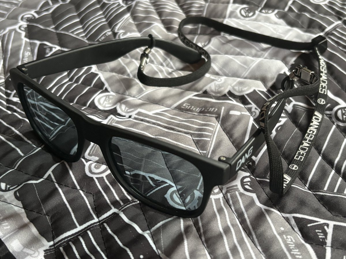 Apollon_carmoto's tweet photo. ここ数年のApollonのサーキットライフに欠かせないのが
⭐️DANG SHADE（ダンシェード）⭐️さんのサングラス🕶️‼️

お手頃な価格（約5,000円〜/本）なのに、国産レンズ。
しかも偏光レンズまで設定あり。
しかもしかも！
レンズ内側は特殊な凹凸で曇り知らず。

アスファルトに落としちゃったり、
工具と一緒に置いちゃって傷ついたりと、
高すぎるやつはなかなかつかえないな、、

と感じてる方にはとてもぴったり‼️

しかも、夜用のレンズもありますので
サーキットへの移動がおおい深夜〜朝方にもとても重宝します❤️

Apollonの二人はサーキット用で2本ずつ使い分けてます☺️

フレームも軽いので疲れ知らず。
ぜひ当日ブースに足を運んでください❤️

#KRT走行会
#DANGSHADE
#ダンシェード