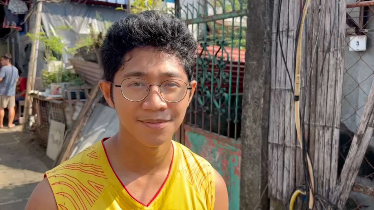 gmanews's tweet photo. ESTUDYANTENG HINDI NAKAPAG-FINALS EXAM DAHIL NASUNOG ANG BAHAY, UMAASANG MAKAKAKUHA NG SPECIAL EXAM

Umaasa ang isang college student sa Iloilo City na papayagan pa rin siyang makapag-take ng kaniyang finals exam matapos niya itong ma-miss dahil nasunog ang kanilang tahanan sa Barangay Kasing-kasing, Molo, madaling araw ng April 23, 2026.

Kabilang ang bahay nila sa 23 bahay na natupok ng sunog.

Ayon kay John Niel Maurice Gonzales, naghahanda na sana siya para sa kaniyang 8 AM exam nang sumiklab ang sunog na umano’y nagsimula sa katabing bahay. 

Kabilang sa mga nawala sa kaniya ang bag na may reviewers, mga libro, cellphone at iba pang mahahalagang gamit, habang inuna niyang iligtas ang kaniyang ina na na-stroke.

Sa kabila ng nangyari, nananatiling positibo ang second-year mechanical engineering student. 

“Sige lang, sir… at least, buhay kami,” aniya.

Courtesy: Kim Salinas/GMA Regional TV One Western Visayas

Bisitahin ang https://t.co/KqDTBMbm15 para sa iba pang updates