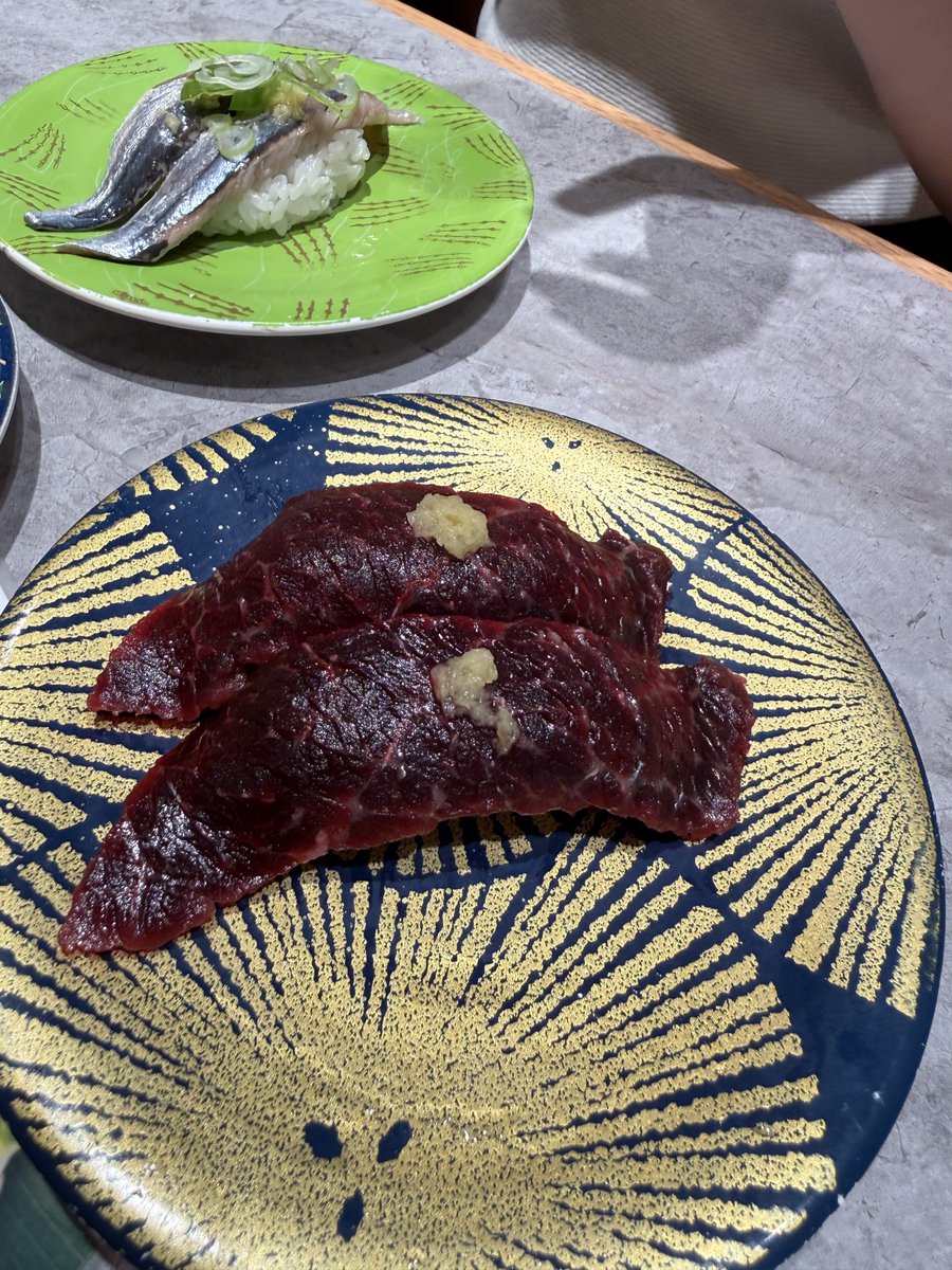 Volt71's tweet photo. Les sushis de baleine au Japon, ça choque souvent chez nous ! 😱

Goût ? Mélange de bœuf et de poisson fondant.

Beaucoup consommés à une époque, mais assez rares aujourd’hui.

Certains ont déjà goûté ? #Sushi #Japon https://t.co/FOpd0RB2zu