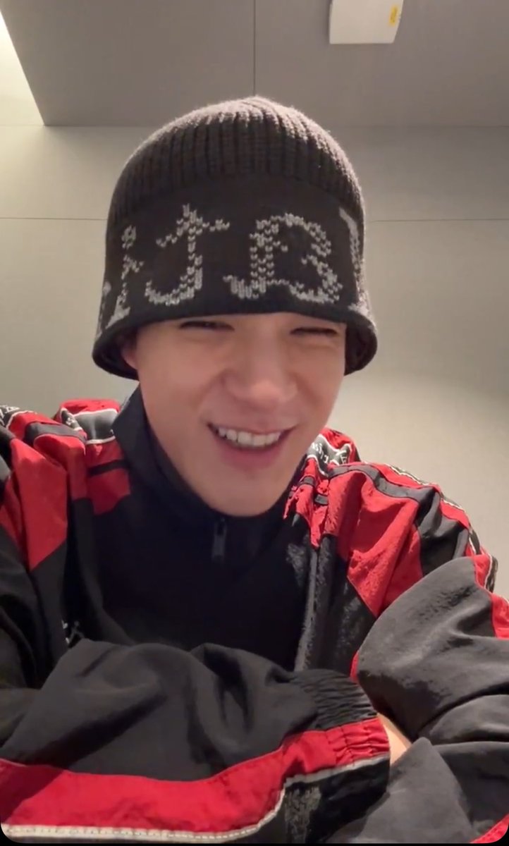 เฉินเล่อนึกว่าแฮปผมคนแรก 
แต่จริง ๆ แจมินแฮปผมคนแรกต่างหาก เพราะเมื่อคืนเพราะมีทำงานด้วยกัน พอเที่ยงคืนปุ๊บก็เอาเลย และเป็นคนแรกที่ผมเห็นหน้าในวันเกิด 🐰🐶🤭

ค่ะก็ 🥰 แล้วดูหน้าตอนอ้วมพูด 💚🩵

#순순이_제노_데이
#LoveLeeJENODay
#JENO