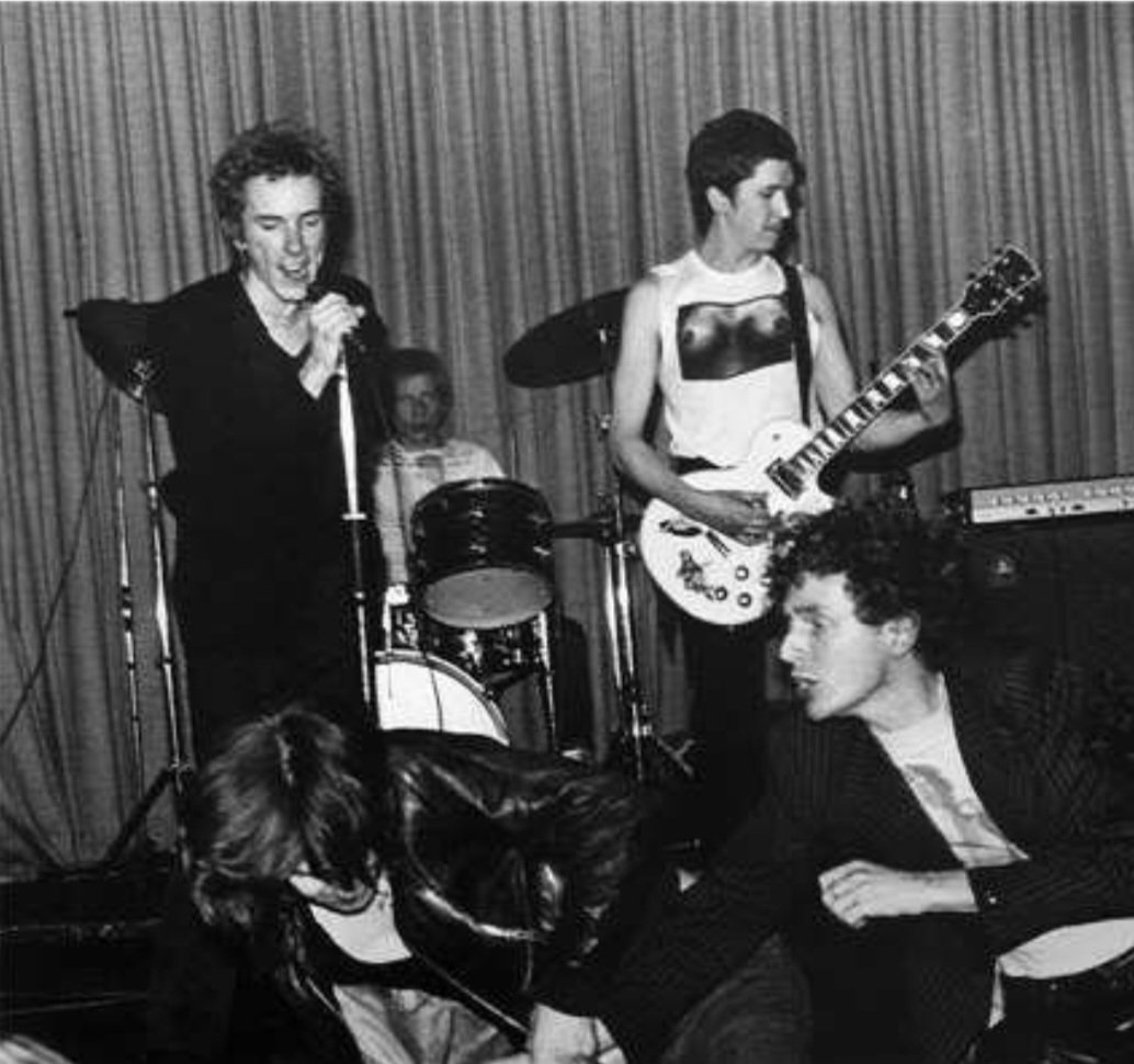 NewWaveAndPunk's tweet photo. On this day in 1976, #The101ers and #SexPistols performed at The Nashville Rooms, London. It was the beginning of the end for Joe Strummer in The 101ers, and Malcolm McLaren and Vivienne Westwood got into a brawl.
Pics: Joe Stevens https://t.co/1RiHRIbNwL