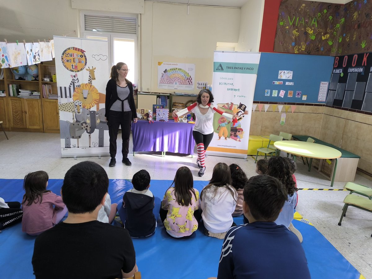 cracamposc's tweet photo. Cuentacuentos en Escarabajosa de Cabezas con @Crol_ol y Silvina Eduardo @educacyl @Hoy_Libro #B2030 #BibliotecasDeFuturo https://t.co/IUDOWcnBFC