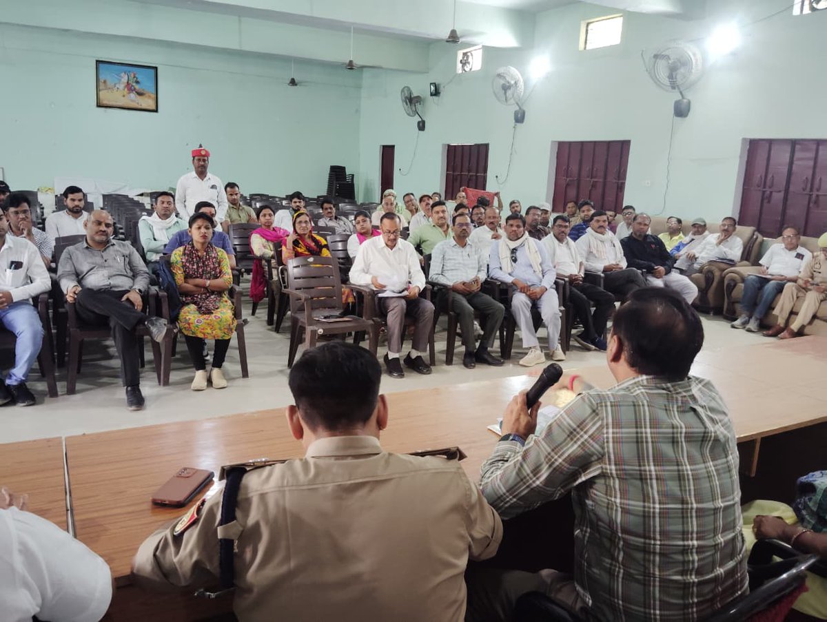 lalitpurpolice's tweet photo. #ADM ललितपुर व #ASP_LTP @kaloosingh द्वारा आगामी होमगार्ड भर्ती परीक्षा के दृष्टिगत नेहरु महाविद्यालय,ललितपुर में अध्यापकों के साथ बैठक आयोजित की गई ।
➡️बैठक में परीक्षा को निष्पक्ष, पारदर्शी एवं शांतिपूर्ण ढंग से सम्पन्न कराने हेतु आवश्यक दिशा-निर्देश दिए गए । https://t.co/R6VP7Sawu9