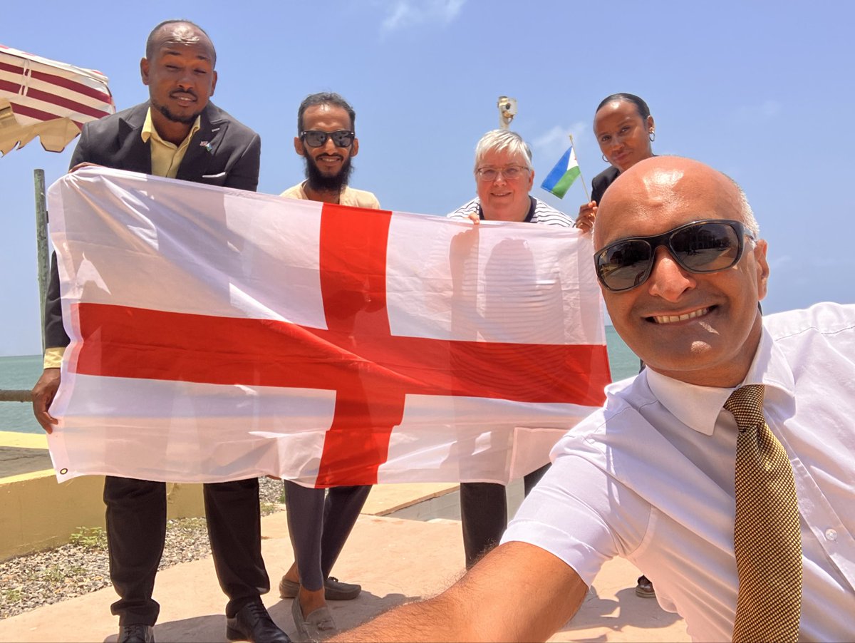 BritAmbVinay's tweet photo. « This blessed plot, this earth, this realm, this England, this nurse, this teeming womb of royal kings» Shakespeare

🇫🇷
« Cette terre bénie, cette terre, ce royaume, cette Angleterre, cette nourrice, ce ventre grouillant de rois » Shakespeare

St George’s Day🏴󠁧󠁢󠁥󠁮󠁧󠁿in #Djibouti🇩🇯 
❤️ https://t.co/KumVQ9AeGL