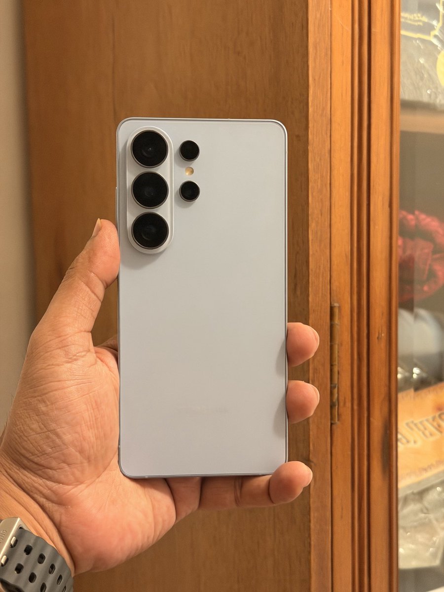 Phonenurd's tweet image. 48 hours with the OPPO FindX9 pro as my primary phone  and it’s clear: Specs aren't everything. 📱✨
While Chinese Ultras win the "numbers game," Samsung wins the "experience game." Most users don't buy a phone just for the camera. It’s the polished One UI, the reliability, and