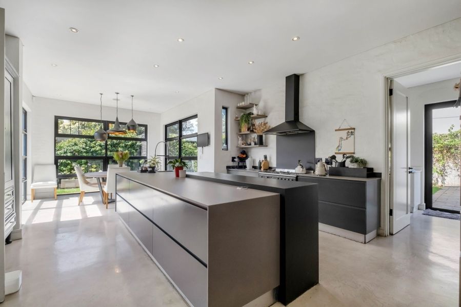 propcentralsa's tweet image. Cosy vibes meet stylish design in this Atholl home. View it now at buff.ly/GExIaw6 listed for R11,900,000
4 Bedrooms| 4.5 Bathrooms| 3 Garages| Pool
Follow #PropertyCentral for #EXTREME property
#LivingSpaceGoals #DreamyViews #CozyVibes