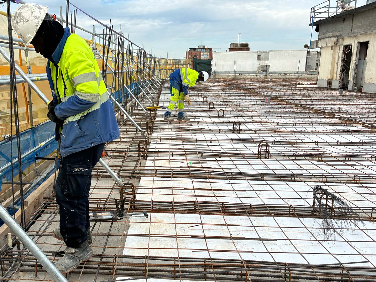 _Betazul_'s tweet photo. Estamos ejecutando el refuerzo de un forjado de cubierta mediante recrecido en un edificio de oficinas en Madrid.

- Aquí puedes ver otras obras nuestras: https://t.co/V2goFhtRTL

#estructuras #reparación #refuerzo #rehabilitación https://t.co/HSWCRqy9j4