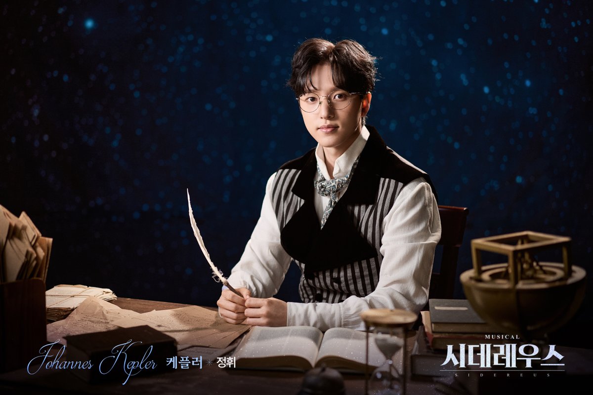 #뮤지컬시데레우스
#시데레우스🔭 | #프로필 공개

요하네스 케플러 𝐽𝑜ℎ𝑎𝑛𝑛𝑒𝑠 𝐾𝑒𝑝𝑙𝑒𝑟
#정휘

-
뮤지컬 <시데레우스>
2026.06.04 - 08.30
플러스씨어터