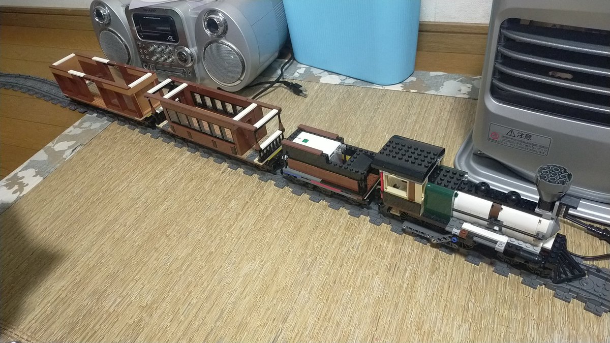 GuVoei's tweet photo. #レゴの日
今日、通販で届いたレゴブロックで、一応製品化されてた「西部劇の機関車」をモデルとした独自の機関車の客車、そして貨物車？を作りました！あともう少しで完成です！！ https://t.co/YvvtVNSusn