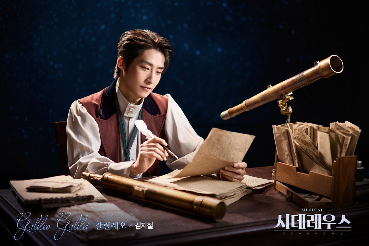 #뮤지컬시데레우스
#시데레우스🔭 | #프로필 공개

갈릴레오 갈릴레이 𝐺𝑎𝑙𝑖𝑙𝑒𝑜 𝐺𝑎𝑙𝑖𝑙𝑒𝑖 
#김지철

-
뮤지컬 <시데레우스>
2026.06.04 - 08.30
플러스씨어터