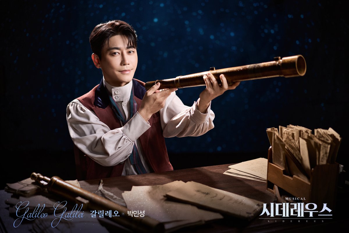 #뮤지컬시데레우스
#시데레우스🔭 | #프로필 공개

갈릴레오 갈릴레이 𝐺𝑎𝑙𝑖𝑙𝑒𝑜 𝐺𝑎𝑙𝑖𝑙𝑒𝑖 
#박민성

-
뮤지컬 <시데레우스>
2026.06.04 - 08.30
플러스씨어터