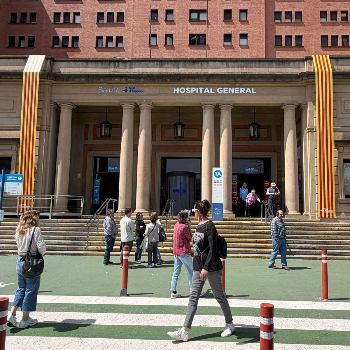 vallhebron's tweet photo. Des de #VallHebron us volem desitjar un bon Sant Jordi! Ens vestim amb la senyera per celebrar #SantJordi i omplir de roses i llibres l’Hospital 🌹❤️.

I tu, com celebraràs Sant Jordi? 👋 https://t.co/Xi5G2LxgVa