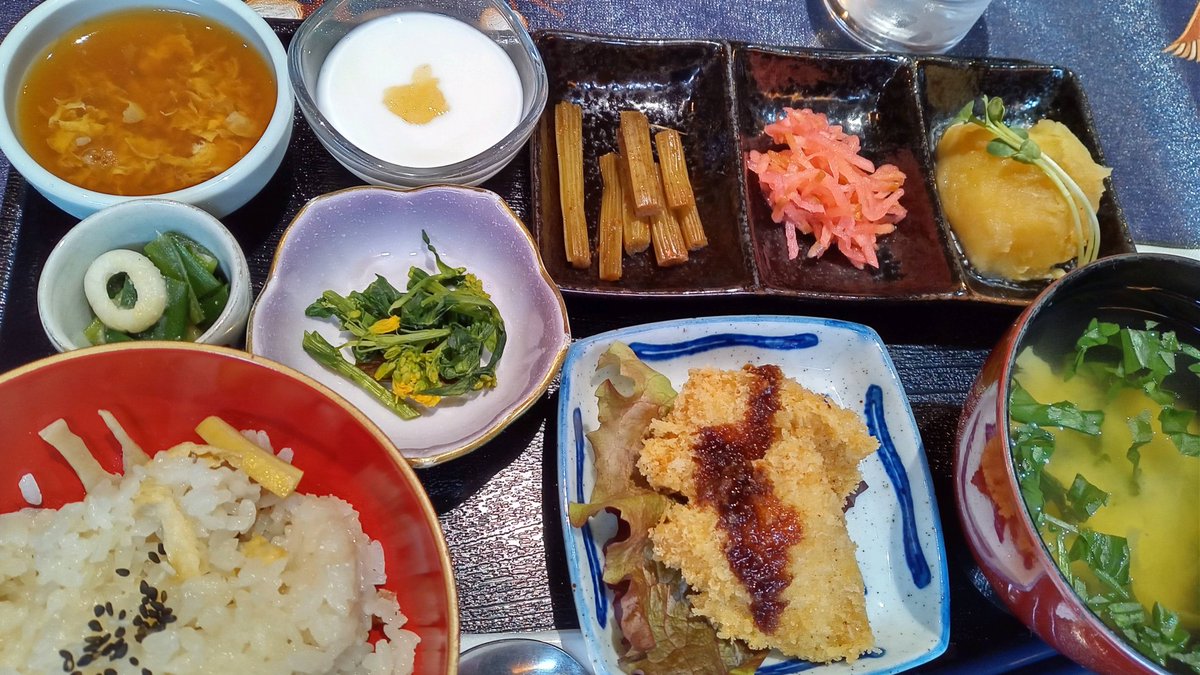 flugel2's tweet photo. 仲間とランチ🍴今日のメニューは旬の食材がタップリ😀特に筍ご飯は嬉しかったな♪心も体も大満足！！とっても美味しくいただきました。ごちそうさまでした🙏 https://t.co/g4c7Xu5pV7