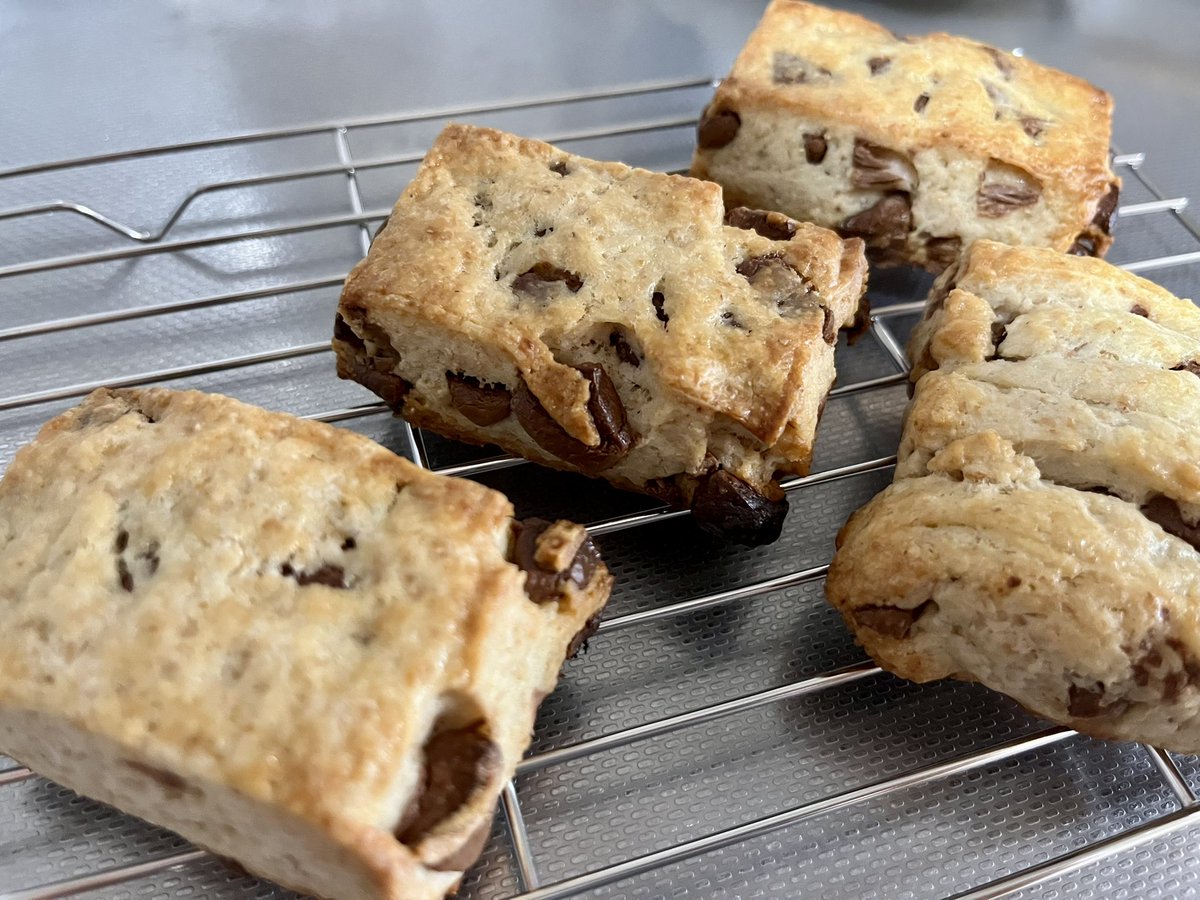 pimyo10's tweet photo. チョコスコーンを焼きました🍫
準強力粉だから？全粒粉だから？
めっっっちゃｻﾞｯｸｻﾞｸ！
好みどストライクでした🫶

こちらのレシピで作りました！
美味しかったですー！！
https://t.co/3UorxPiSEI https://t.co/wGM0GPirzc