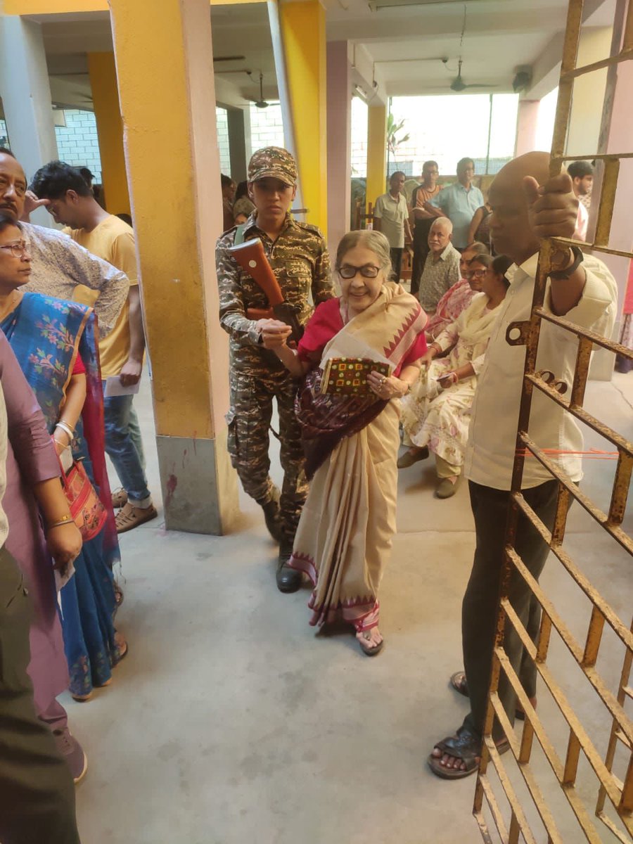 crpfindia's tweet image. Democracy in action!

​At Collegiate Girls High School in Paschim Medinipur, G/88 (M) BN, ADHOC-387 is ensuring that every voter feels safe and welcome. Our troops are committed to a peaceful environment for a smooth polling experience.

 #NationFirst
#Vandematram150