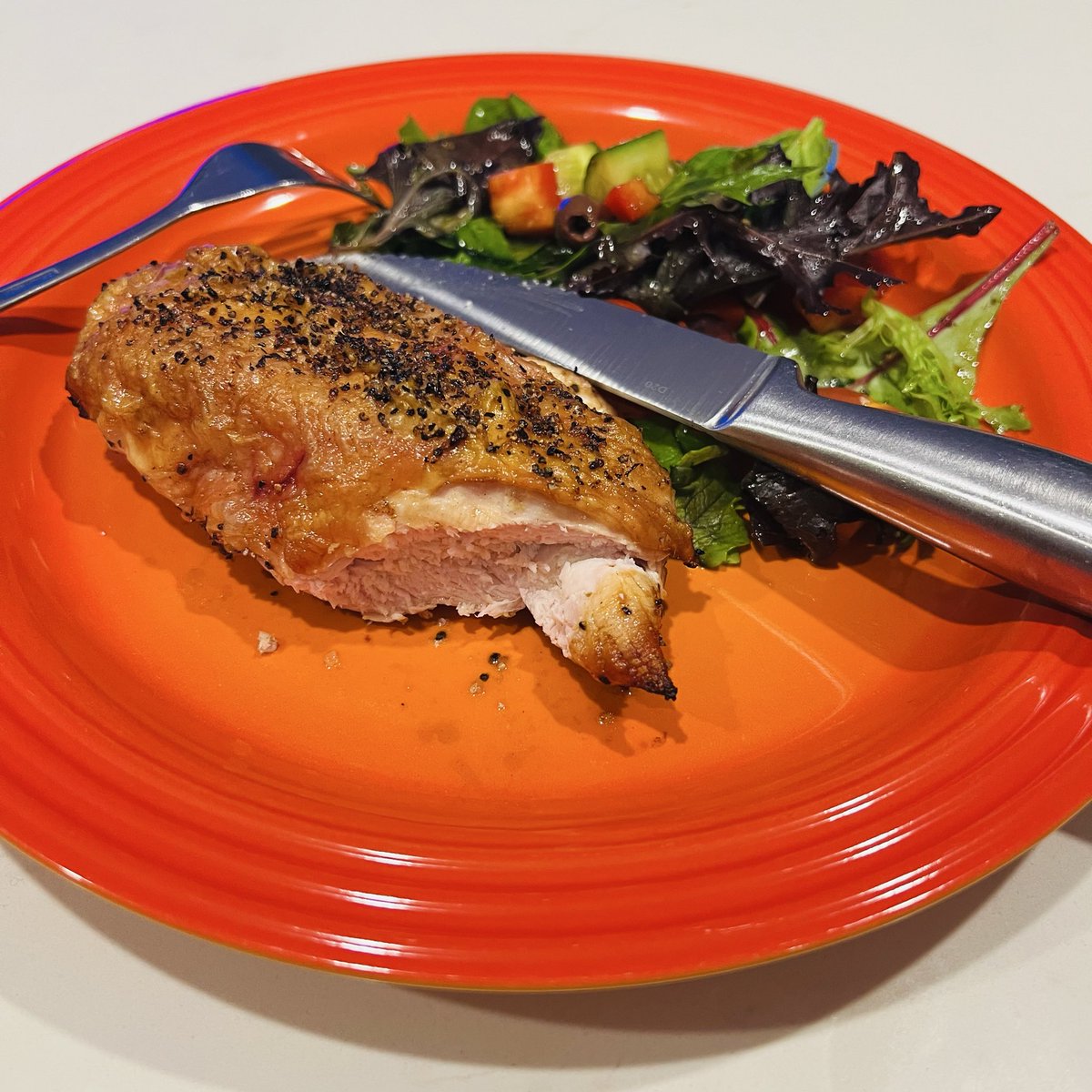 ScottBeats5067's tweet image. Charcoal chicken breast with crispy skin, paired with chimichurri and a fresh Greek salad. Sometimes less is more for optimal nutrition. #autoimmune #paleo #celiac #glutenfree