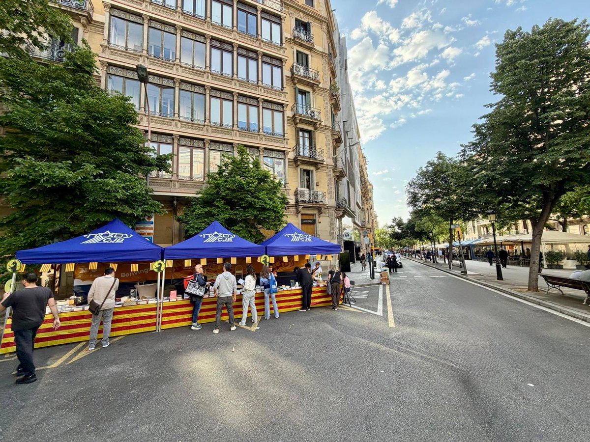 Avui és el dia en què tot el poble de Catalunya surt als carrers i els omple de llibres, roses i famílies passejant.
Cultura, amor i fraternitat.
Aquest any, la Comunitat Jueva de Barcelona comparteix cultura, historia, amb la voluntat de posar en valor tot allò que ens uneix com