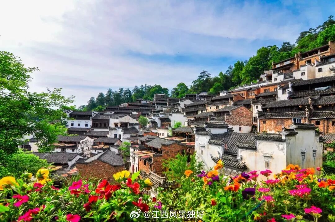 MichaelTimWang's tweet photo. 坐缆车上篁岭，缓缓进入一幅立体的画里。脚下是梯田层层叠叠，远处是青山隐隐约约。 #中国最美乡村 #婺源 #CharmOfJiangxi https://t.co/kNQHW1Fudd