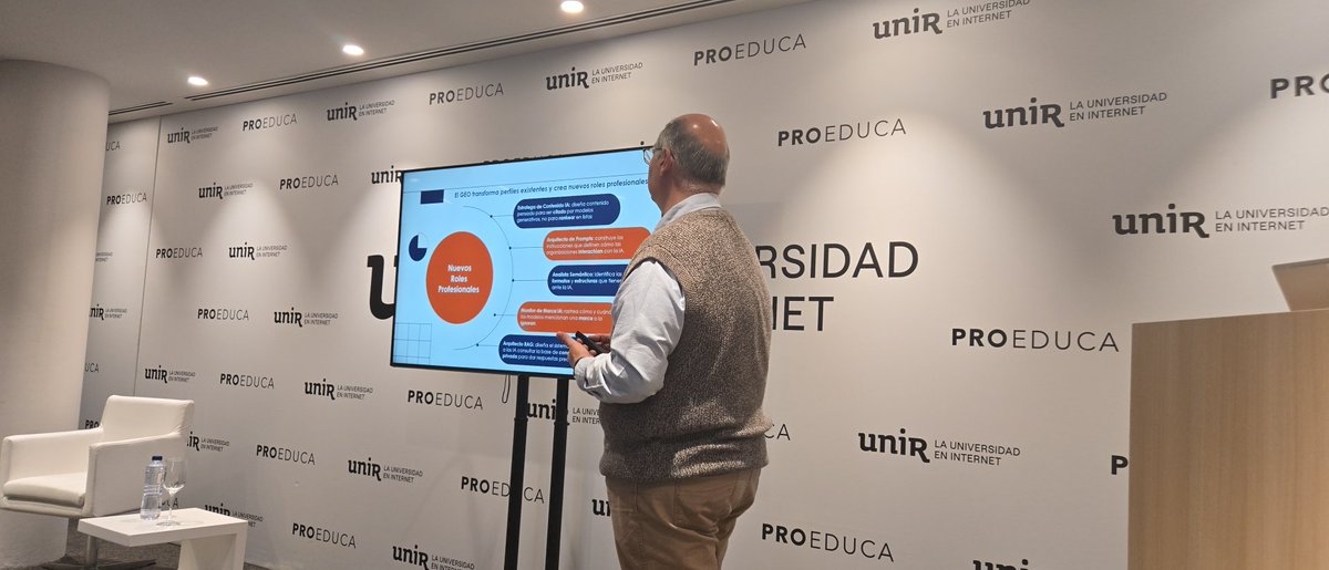 psbaut's tweet photo. -La #IA no te va a quitar tu trabajo, pero sí lo hará el que sepa utilizar de forma efectiva este tipo de tecnología. Conferencia de Ricardo Ramírez "Del SEO al GEO" en @DigitALLCong en @UNIRuniversidad https://t.co/ogJuMr1rAp