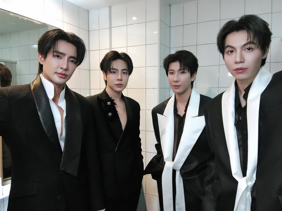 YILOVEY's tweet photo. Imagine if you live inside that triangle and have these 4 walking around in your neighbourhood. 🥹🥹
HOWAREYOU x FIRSTKHAOTUNG
#EMFK #เอิร์ทมิกซ์ #EarthMix #FirstKhaotung https://t.co/Ig3IQhTYVV