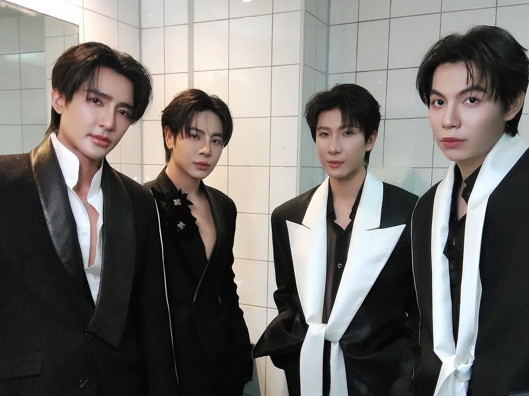 YILOVEY's tweet photo. Imagine if you live inside that triangle and have these 4 walking around in your neighbourhood. 🥹🥹
HOWAREYOU x FIRSTKHAOTUNG
#EMFK #เอิร์ทมิกซ์ #EarthMix #FirstKhaotung https://t.co/Ig3IQhTYVV