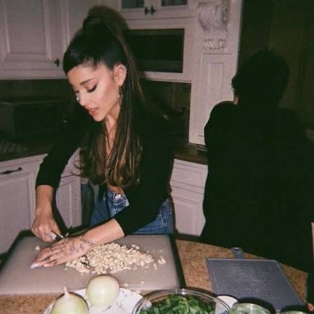 defaultpast's tweet image. okay WHO remembers when ariana cut ONIONS on her MACBOOK???  i have NEVER seen this before omg #THROWBACK 😂😂😂😂