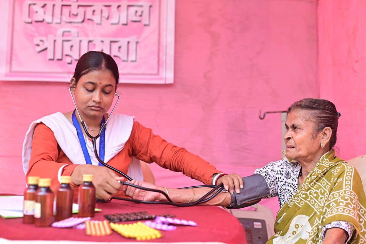 CEOWestBengal's tweet image. Medical team is present in the polling station 18 (Benageria Junior High School) of 222 Jhargram AC under Jhargram district, West Bengal.
#WBLA2026 #Phase1
@ECISVEEP
@SpokespersonECI
@PIBKolkata
@airnews_kolkata
@DeoJhargram
