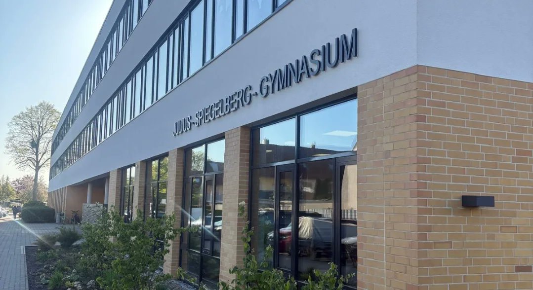 iesanafrank's tweet image. ✈️🇩🇪 ¡Ya estamos en Alemania!

Los alumnos del #IESAnaFrank ya disfrutan del intercambio en Vechelde: reencuentros emocionantes 🤝, tour por el instituto y actividades de team building 💪
Esto no ha hecho más que empezar… ¡seguimos sumando experiencias! ✨
 #STEM #bilingüismo