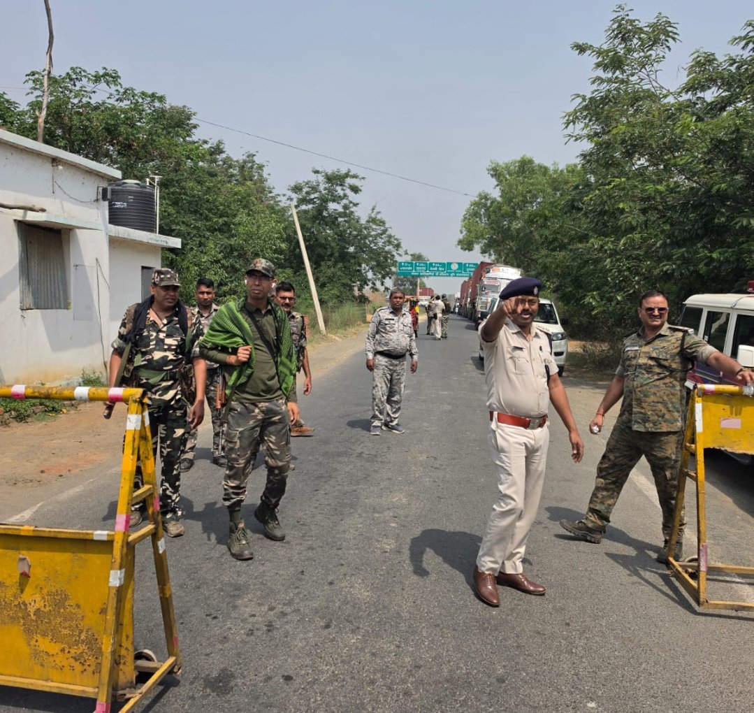 prabhatkhabar's tweet photo. झारखंड: पश्चिम बंगाल चुनाव को लेकर सीमावर्ती इलाकों में सख्ती बढ़ी. दुमका डीएसपी ने रानीश्वर क्षेत्र के चेक नाकों का निरीक्षण कर सुरक्षा व्यवस्था का जायजा लिया.
#Ranishwar #Dumka #Jharkhand #ElectionSecurity #BorderCheck #PrabhatKhabar https://t.co/W8aY7TnjGT