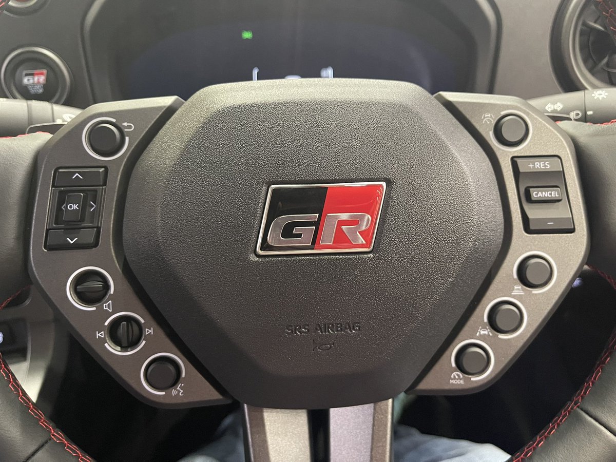 ryota1119's tweet photo. 26式のGRヤリスをまじまじと見て触れてしてきた。
縦引きの為にシート形状変更するとは…
ステアリングスイッチも触ってみたらまあまあいい感じだった。多分慣れが必要。
あと、タイヤが気になってしょうがない。
サイドウォールは柔らかめ。
誰かインプレ求む。出回ってないけど笑笑
#ＧＲヤリス https://t.co/9lh4U2q7sS