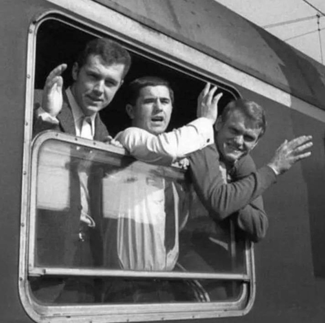 fussballgeekz's tweet image. On their way via train to a 1972 #Euros fixture at #Wembley, Franz Beckenbauer, Gerd Muller &amp;amp; Sepp Maier's journey is hindered by 'leaves on the line'.