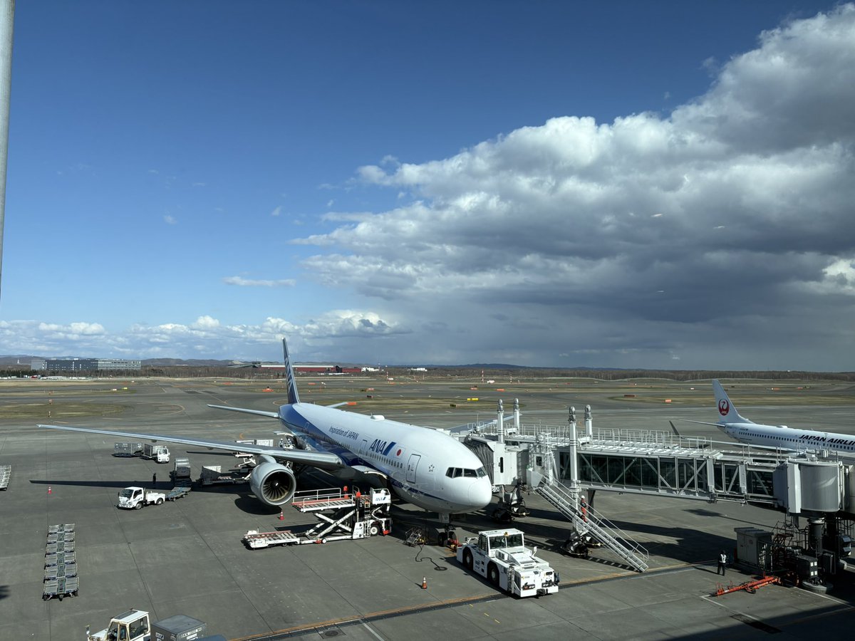 kenken_327's tweet photo. 仕事が早く終わって新千歳空港に来たけど、3時間半何していよう…
飛行機振替出来ないし、ラーメンは札幌で食べちゃったし。
一幻はこの時間だと5人ぐらいしか並んでいないけど。
北海道は良い天気です。 https://t.co/E9LdqiCBOk