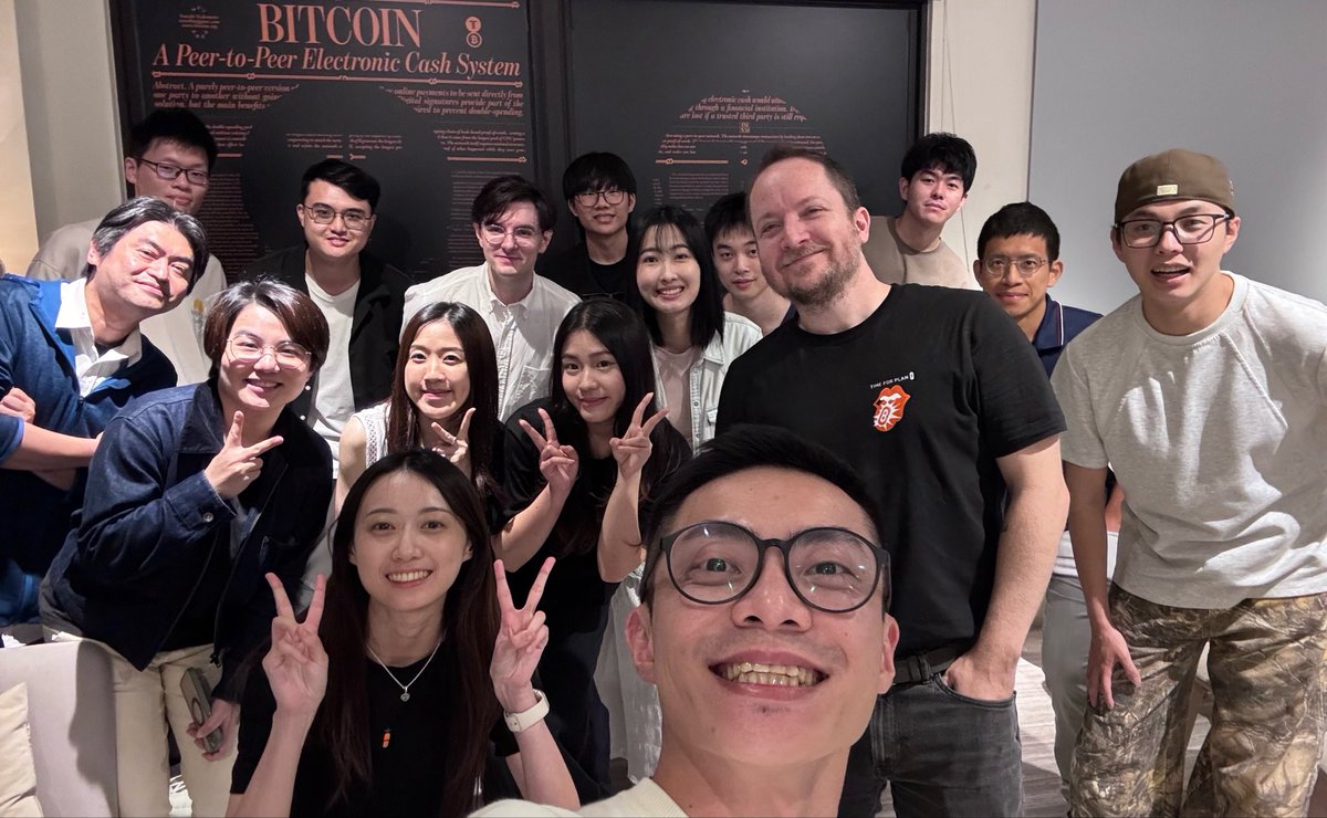What an orange week! 

Professor <a href="/giacomozucco/">Giacomo Loathsome Bitcoin Destroyer Zucco</a> has been surrounded by students every single day. 

They’ve gone from being too shy to raise their hands to bravely speaking up and asking “Bitcoin” questions. 

Slowly and surely making an impact in Taipei!

🍊💊🏫