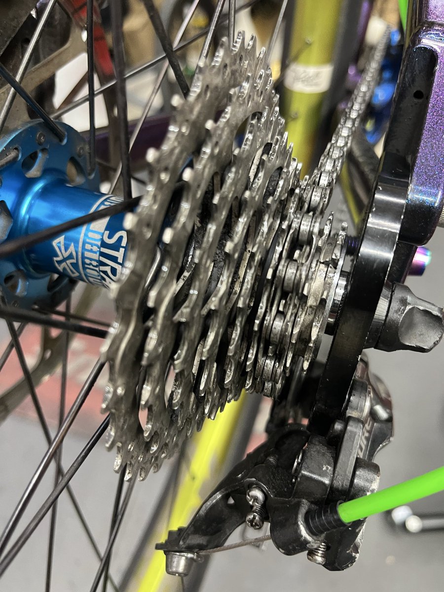 astbikes's tweet image. ゴールデンウイークに旅と言う事で、ドライブトレインの整備を行いカセットやチエンをクリーニングし、プーリーが減ってガタガタで交換、チエンリングも登れる様に小さく致しました。GW楽しんで下さいね。
#マウンテンバイク
#astbikes
#astforest
#練馬板橋
#和光市秩父市
#マウンテンバイクショップ