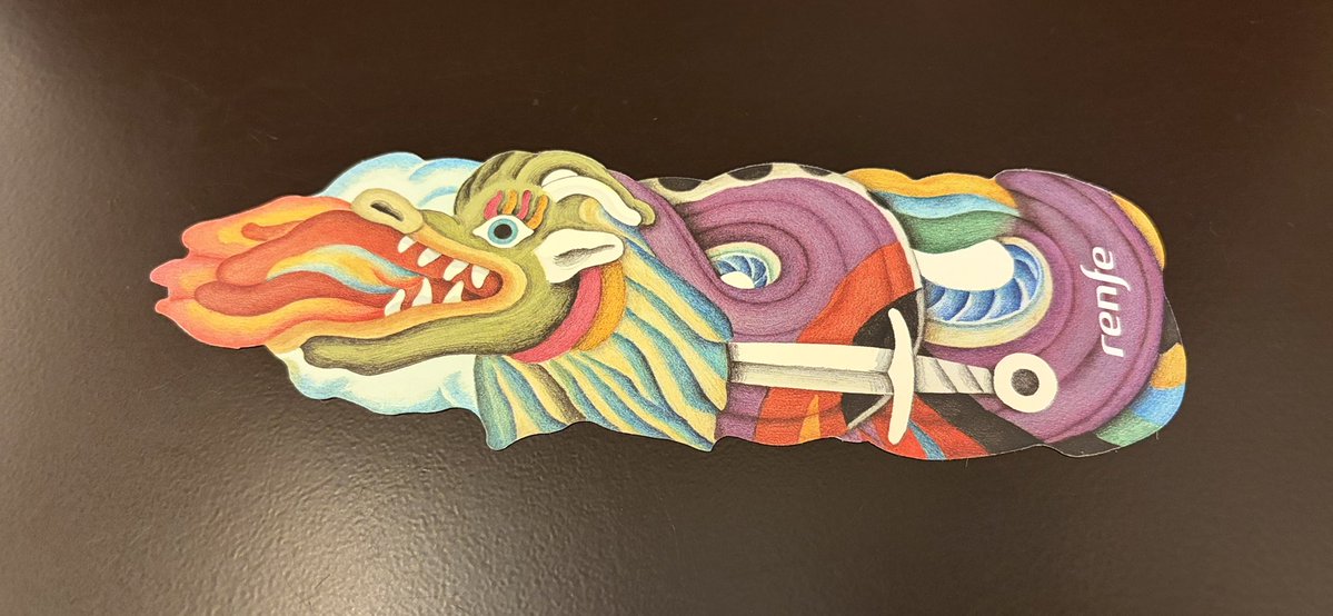 今日はカタルーニャでは「サンジョルディの日」で、薔薇と本を贈り合う。カタルーニャ広場駅前の花屋さんでは早朝から花を買いに来る人々も🌹。サンツ駅で特急に乗車する時には薔薇の花とドラゴンのしおりをもらった。サンジョルディが退治したドラゴンの血が赤い薔薇になったという伝承があるらしい。