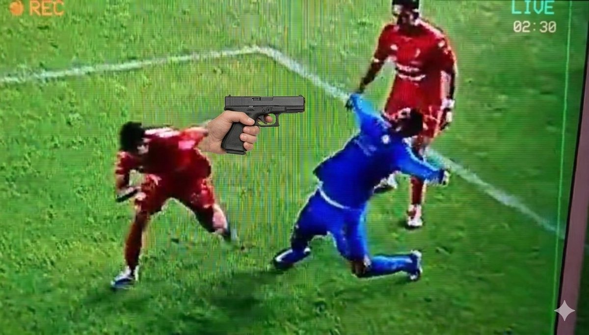 Twiterricolaa's tweet image. Por qué si le dispararon al jugador de #Chivas el árbitro no fue llamado por el VAR? Esta imagen es contundente. Azcarraga saca tus malditas manos del fútbol.  #Robo #VAR