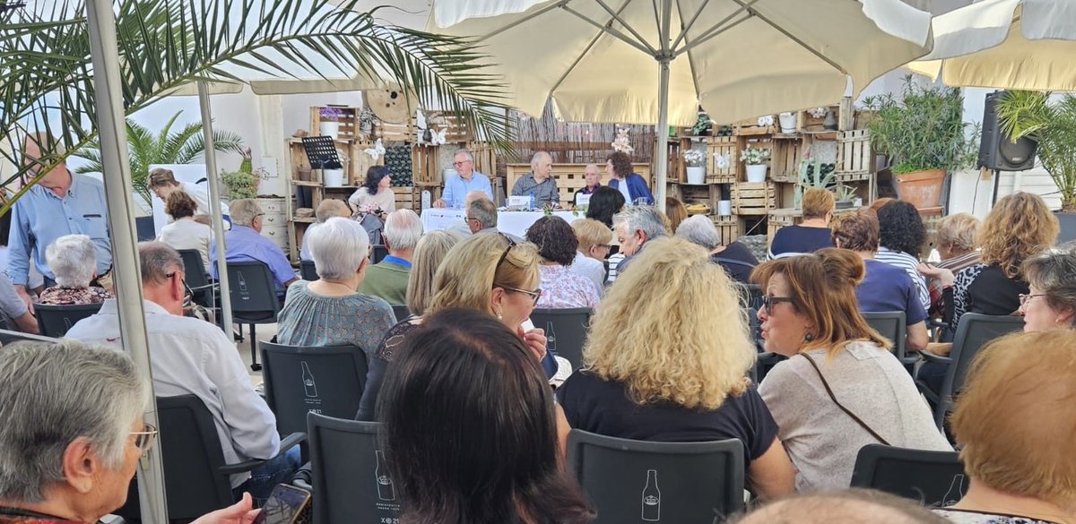AnnaMSalvia's tweet photo. Va ser una vetllada fenomenal.
No s’hi cabia, a la pista Olona. De tanta gent. I tan entusiasmada!
Presentació del llibre ‘Almenar desaparegut’ @efados  a
#Almenar https://t.co/EO77ZE75lP